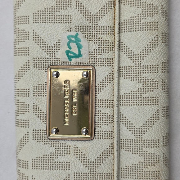 Michael Kors Cream Wallet Classic Design - Picture 9 of 9